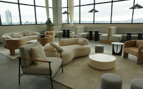 Espacio de reuniones en la oficina de MGP Properties en Ibiza donde se revisan planos y proyectos inmobiliarios.